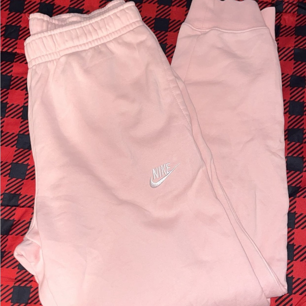 The perfect pink Nike sweatpants!